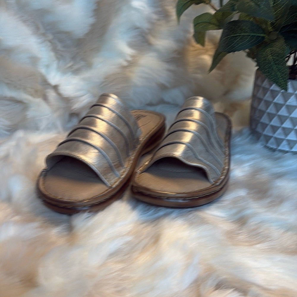 Vintage Born Gold Leather Slides - Size 7 - Picture 2 of 9